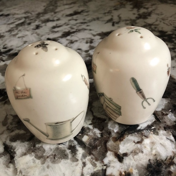Pfaltzgraff Naturewood Salt & Pepper Shakers - Picture 2 of 9